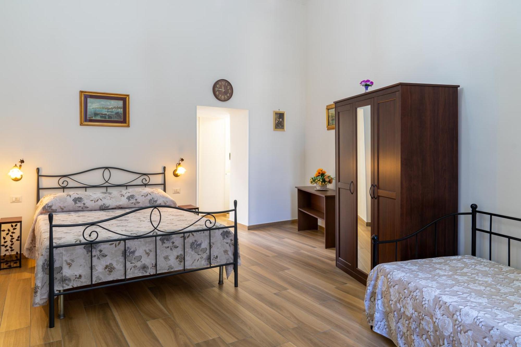 B&B Palazzo Sersale Napoli ภายนอก รูปภาพ